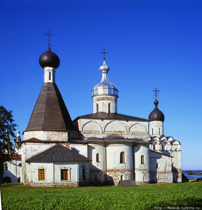 Ферапонтов монастырь. На холме меж двух озер Вологодская область, Россия