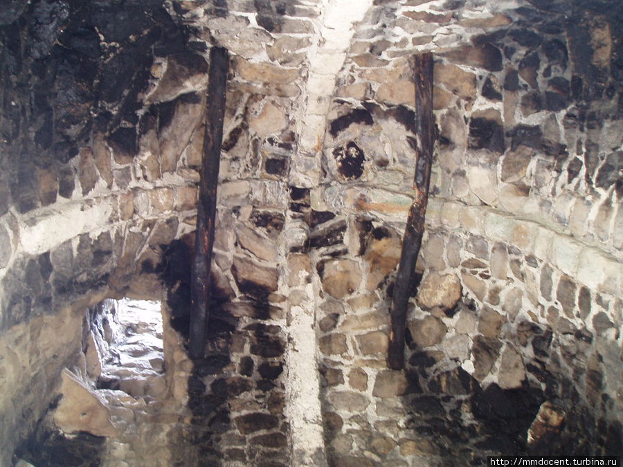 Потолок жилой башни, закопченный дымом сотни лет назад. Слева внизу виден люк на второй этаж. Эгикал, Россия