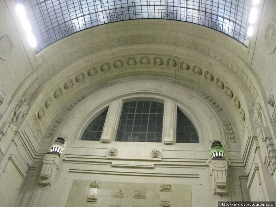 очень большой вокзал в Милане, не влезает в объектив Милан, Италия