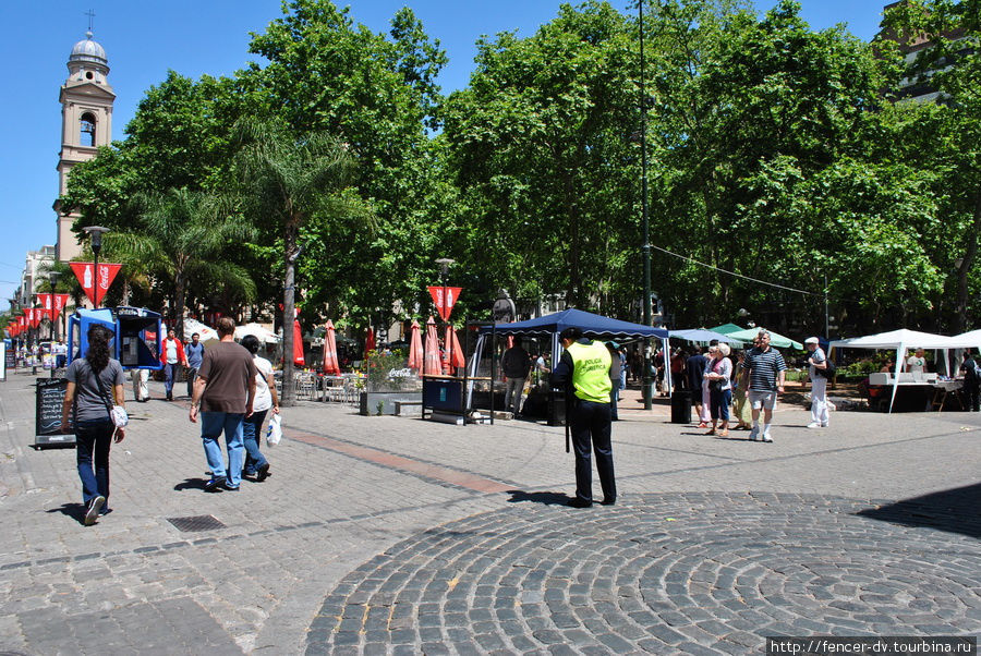 Действо лениво охраняет туристическая полиция Монтевидео, Уругвай