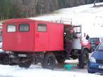 Из этого армейского вездехода Ганомаг баварская семья сделала что-то вроде дома на колесах для выездов на горнолыжные трассы — снимок на парковке горнолыжного курорта под Тегернзее