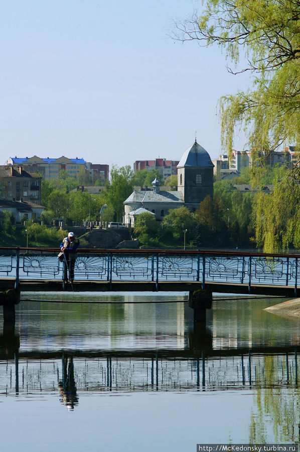 как оказалось, Тернополь рыбацкий город. Рыбачит местное мужское население на берегах пруда. Тернополь, Украина