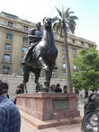 На площади Паласа де Армас стоит памятник первому губернатору Чили и основателю Сантьяго — Педро де Вальдивия.