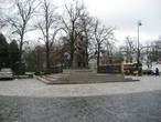 Памятник маршалу Юзефу Пилсудскому, великому деятелю национально-освободительного движения, предводителю легионов и главе Польского Государства в 1918-1922 годах, который в 1920 г. привёл Польскую армию к победе в польско-советской войне