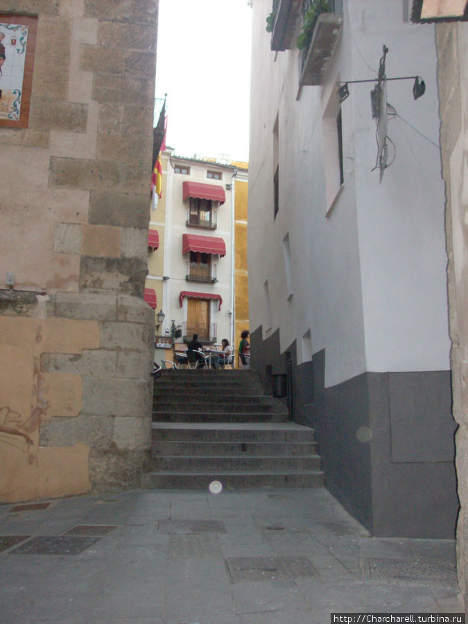 Узенькие улочки — отличительная черта города. Куэнка, Испания