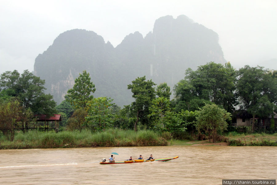 Лодка на реке Нам Сонг Ванвьенг, Лаос