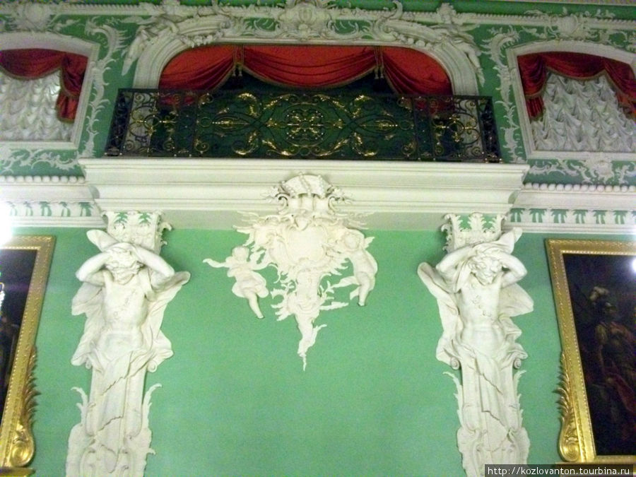 Богатая лепнина на стенах Большого зала. Санкт-Петербург, Россия