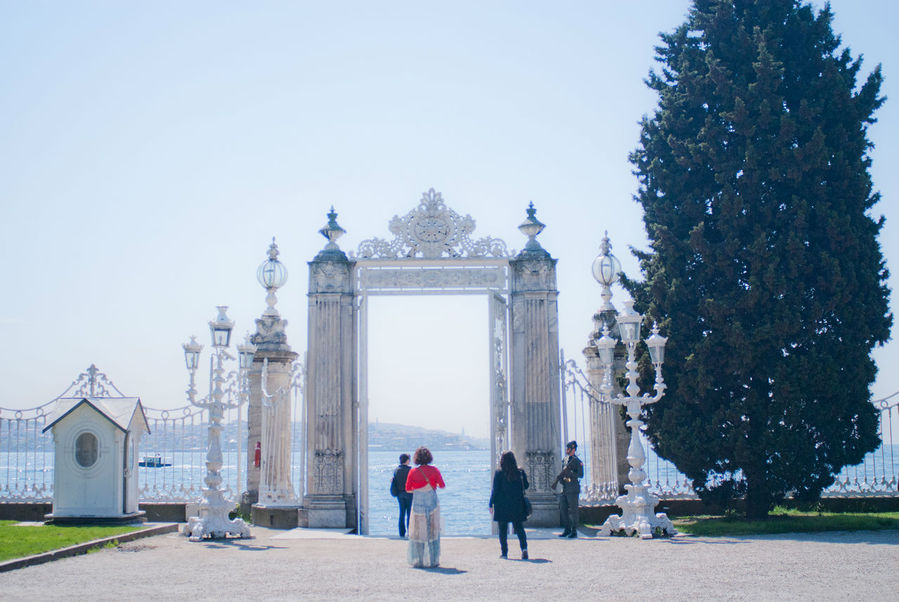 Нельзя сказать, что султан-реформатор ограничил себя только дворцом. При нём были приняты национальный гимн и флаг, законодательство было реорганизовано по образцу французского кодекса Наполеона, появилась железная дорога и телеграф. Но в целом все же эпоху можно назвать турецким декадансом. Нельзя сказать, что султан-реформатор ограничил себя только дворцом. При нём были приняты национальный гимн и флаг, законодательство было реорганизовано по образцу французского кодекса Наполеона, появилась железная дорога и телеграф. Но в целом все же эпоху можно назвать турецким декадансом.