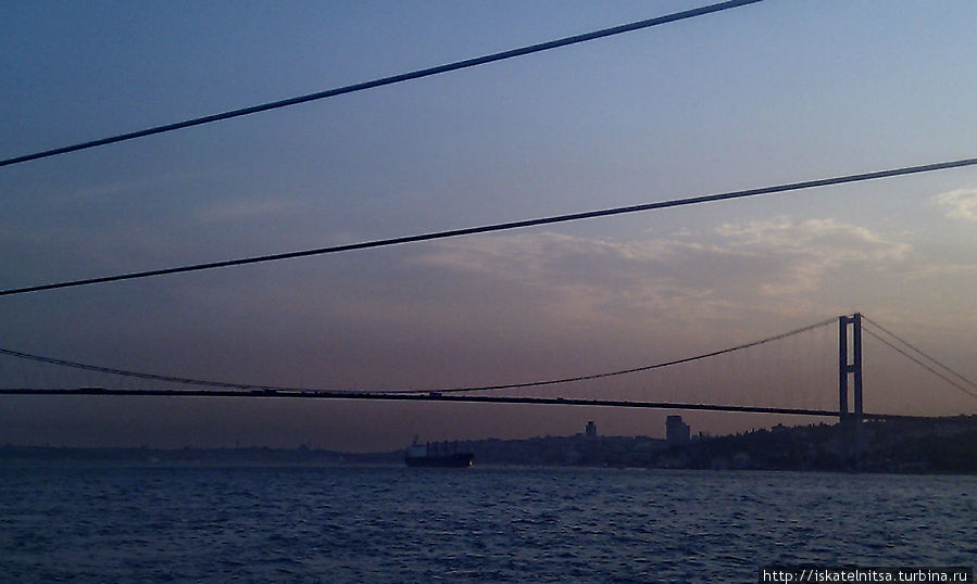 Между двумя мостами(второй — за моей спиной) Стамбул, Турция