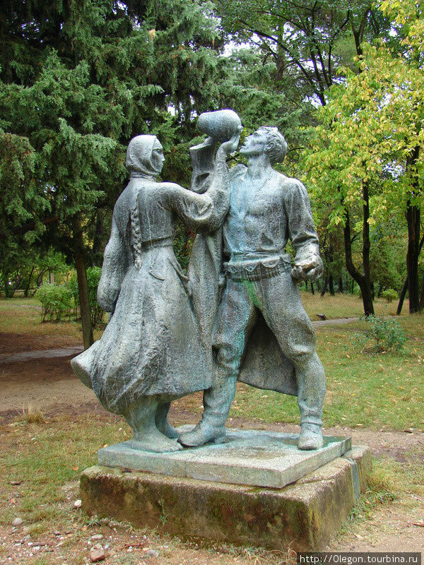 Монумент албанской крестьянке и крестьянину Тирана, Албания