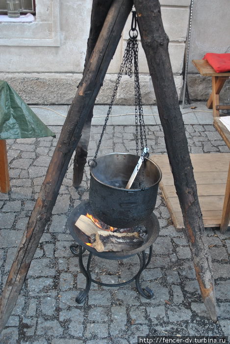 В ожидании туристической группы (их пускают по предварительному заказу) готовится гуляш Чешски-Штернберк, Чехия