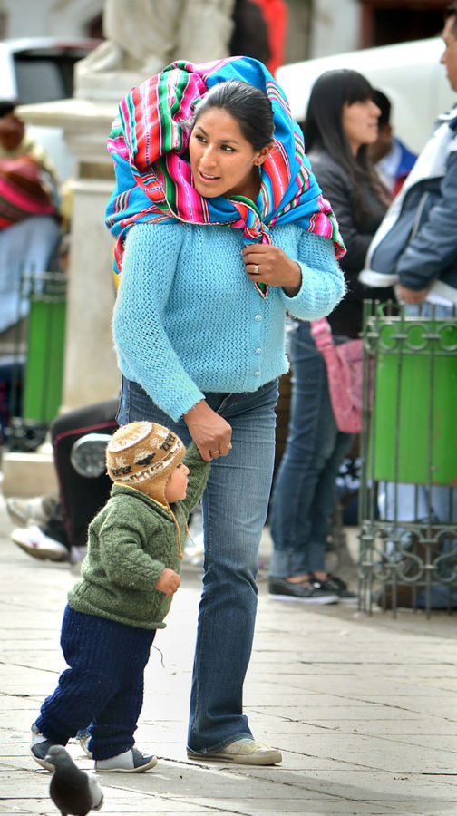 … и судорожно цепляющиеся за мамину руку и покорно бредущие ей вслед… Ла-Пас, Боливия
