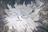 Эльбрус представляет собой двувершинный конус вулкана. Западная вершина имеет высоту 5642 м, Восточная — 5621 м. Они разделены седловиной — 5200 м и отстоят друг от друга примерно на 3 км. По альпинистской классификации Эльбрус оценивается как 2А снежно-ледовая, прохождение обеих вершин — 2Б. Есть и другие, более сложные маршруты, например Эльбрус (З) по С-З ребру 3А. Последнее извержение датируется 50 г.н.э. ± 50 лет и возможность его извержения не исключена и если это произойдет — прощайте красавчики!