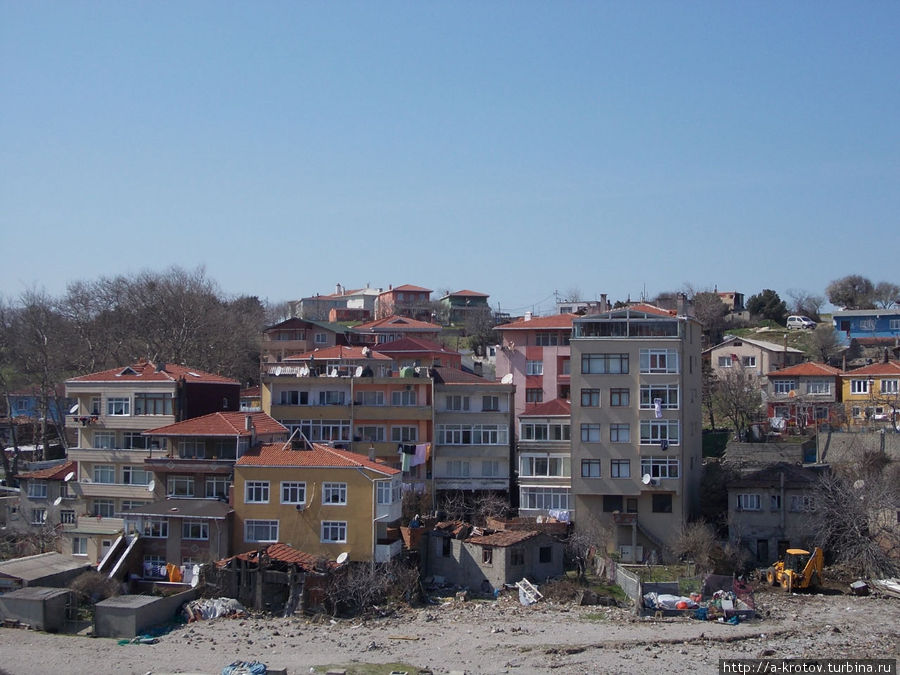Это и есть посёлок на Босфоре. Летом в выходные его оккупируют отдыхающие и дачники. А в марте — почти пусто Стамбул, Турция