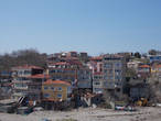 Это и есть посёлок на Босфоре. Летом в выходные его оккупируют отдыхающие и дачники. А в марте — почти пусто