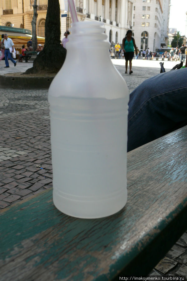 Мой выбор был — полбутылки холодного+полбутылки со свежего кокоса. Получился отличный тонизирующий напиток. Рио-де-Жанейро, Бразилия