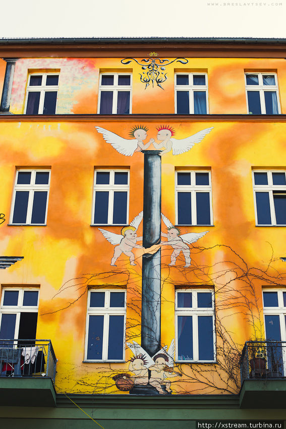 История street-art-культуры и в Берлине началась в 80-х годах, когда американский сектор был оплотом панков, неформалов и турецких иммигрантов. В то время как восточная сторона Берлинской стены была монотонно-серой, западная была произведением искусства. Берлин, Германия