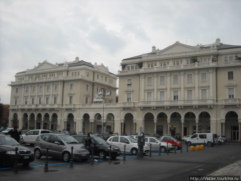 Фасад дворца рынка Новара, Италия