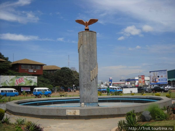 Монумент Независимости — точнее, один из двух идентичных, расположенных на разных концах проспекта Лусака, Замбия