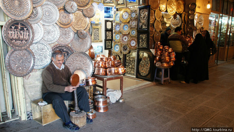Ремесленники покупают дешевые китайские кастрюли и мастерски выбивают из них что-то отдаленно напоминающее национально-персидское. Исфахан, Иран