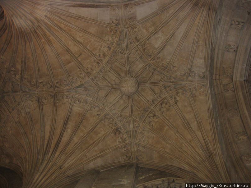 Неф сооружения-самый старый деревянный потолок в Великобритании, выполнен около 1250 года. Картины в основном имеют религиозную символику, возможно из истории Аббатства. Питерборо, Великобритания
