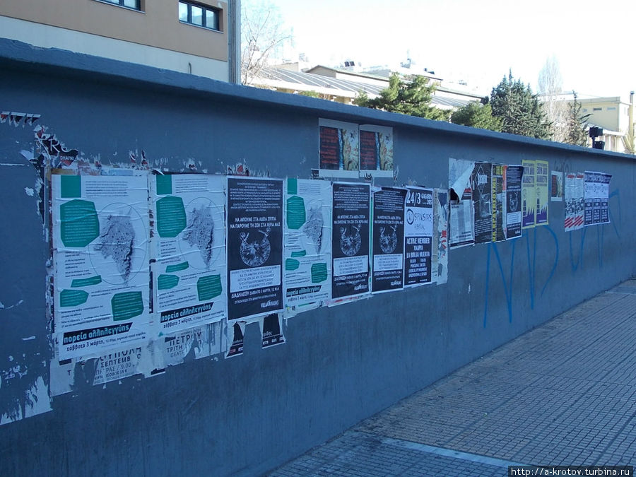 В Афинах много плакатов, надписей и объявлений на стенах и заборах Афины, Греция