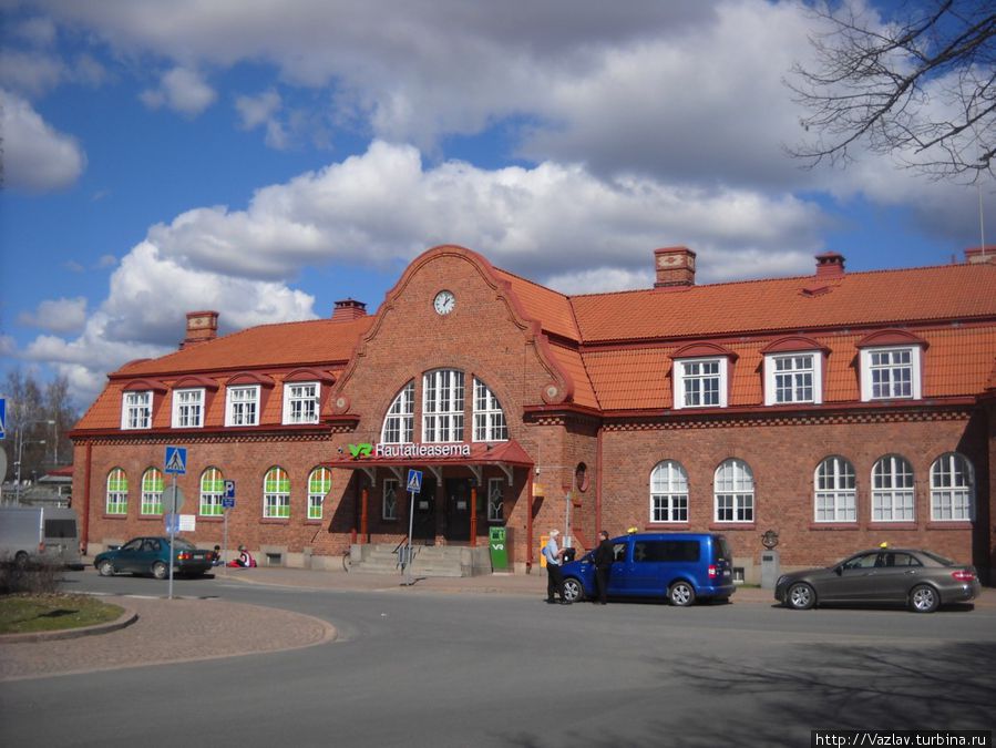 Парадный фасад вокзала Хяменлинна, Финляндия