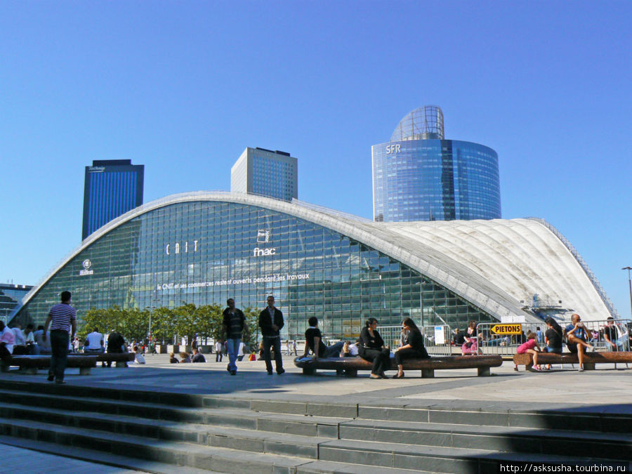 КНИТ — Национальный центр промышленности и техники  появился в 1958 году. Огромный бетонный треугольник свода с выгнутыми дугой сторонами, длиной более 200 метров каждая, имеет только три точки опоры. Париж, Франция