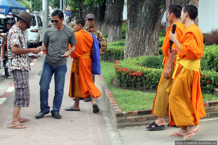 Монаху и монастыря Ват Сисакет Вьентьян, Лаос