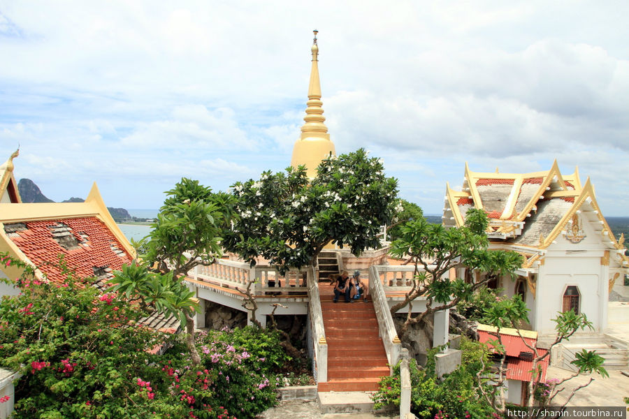Обезьяний храм на скале Прачуап-Кхири-Кхан, Таиланд