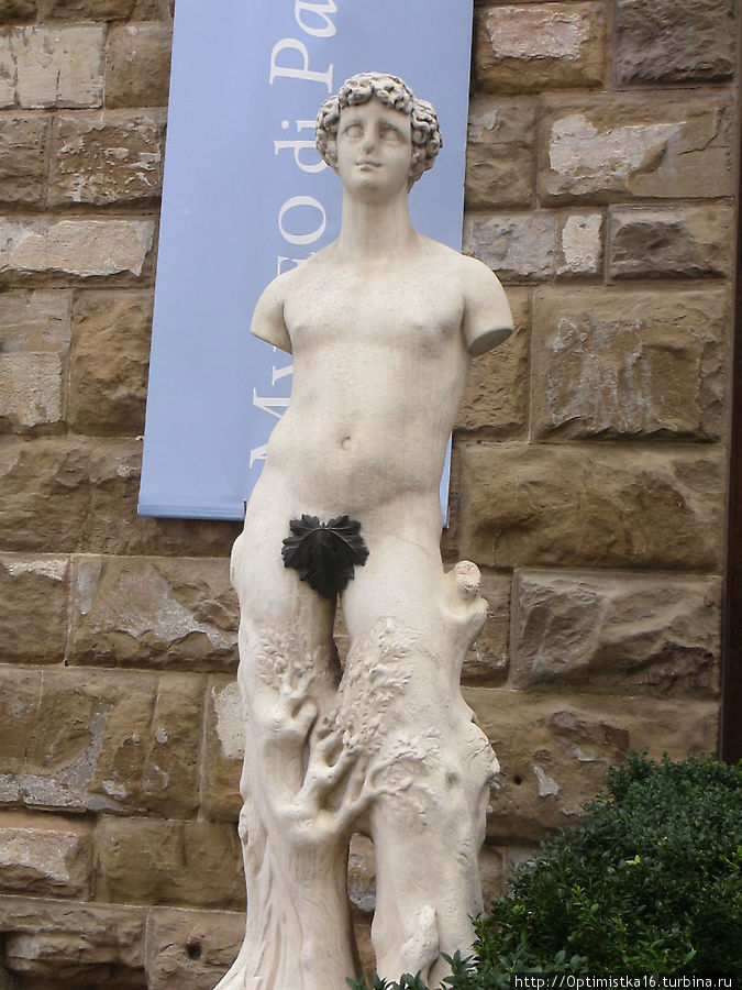 На площади Синьории у Палаццо Веккьо и внутри него Флоренция, Италия На площади Синьории у Палаццо Веккьо и внутри него Флоренция, Италия