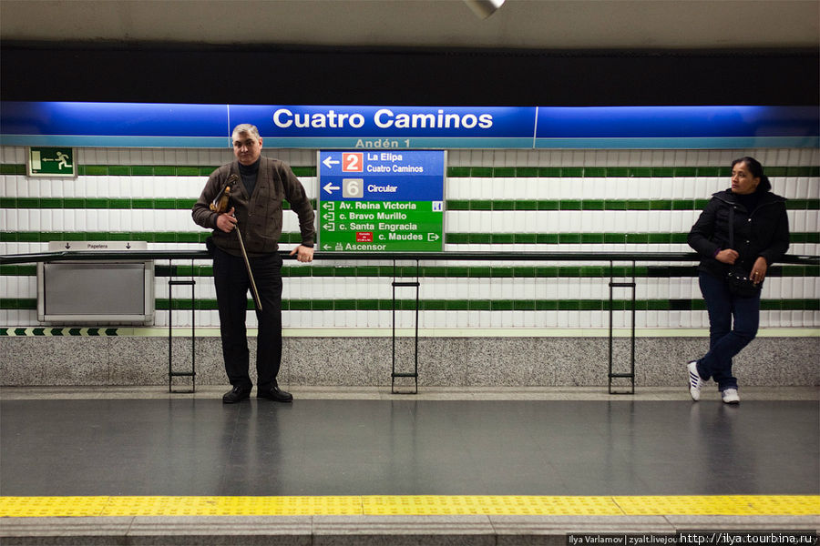 Большинство станций — с боковым расположением платформ, есть станции островного типа (в том числе наземные) и трёхплатформенные — т. н. «испанское (или барселонское) решение». Мадрид, Испания