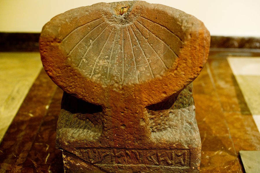 Солнечные часы I в. до н.э. Время показывало перемещение тени по вертикальным и горизонтальным линиям Солнечные часы I в. до н.э. Время показывало перемещение тени по вертикальным и горизонтальным линиям