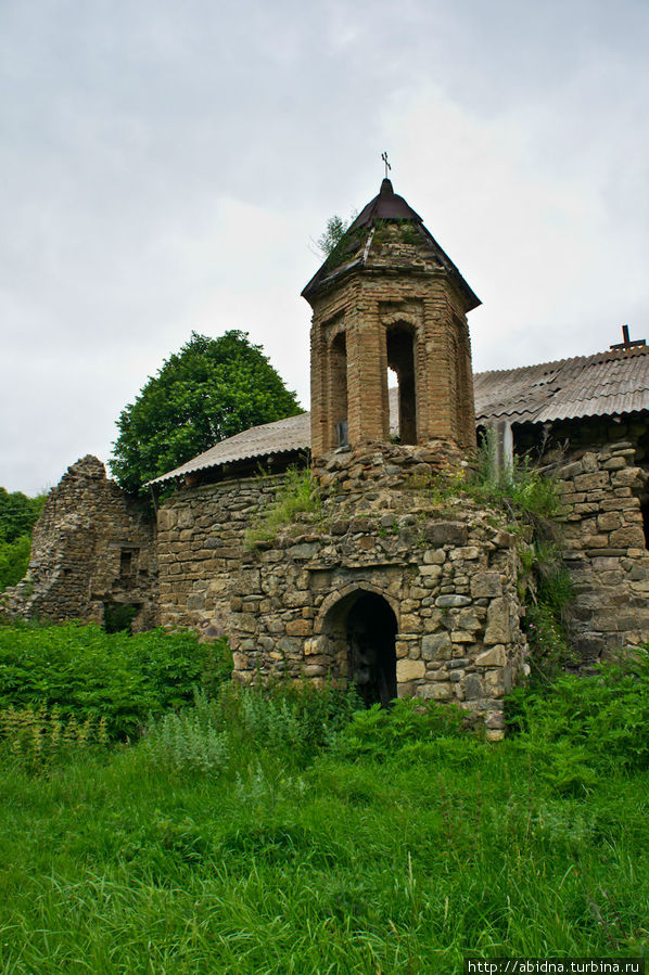 Старая церковь и озеро Зонкар Зонкар, Южная Осетия