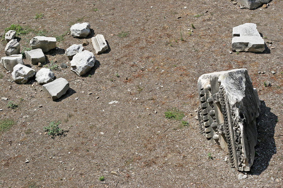В Риме настолько много древних руин и развалин, что кажется будто они валяются в каждом дворе. В Риме настолько много древних руин и развалин, что кажется будто они валяются в каждом дворе.