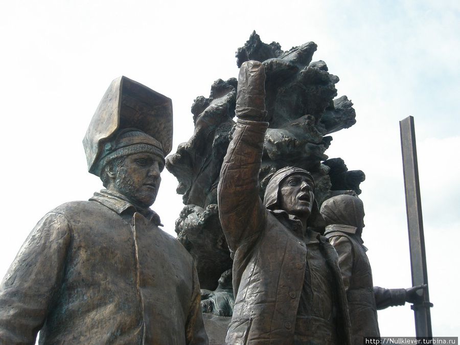 Памятник строителям ГЭС на смотровой площадке, открытый в 2008 году. Черёмушки, Россия