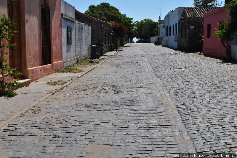 В послеобеденные часы на улицах совсем никого Колония-дель-Сакраменто, Уругвай