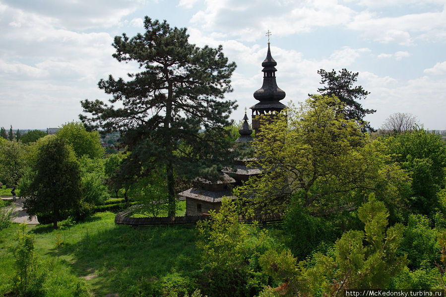 вид на деревянную церковь со смотровой замка Ужгород, Украина