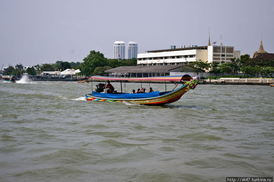 Скоростные лодки на реке Чао Пайя Бангкок, Таиланд
