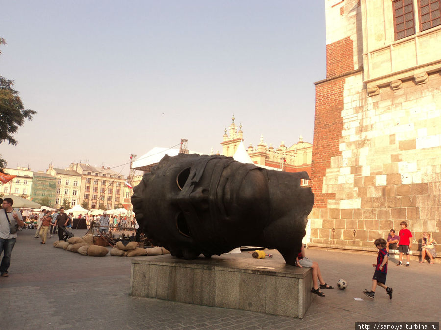 Подарок Кракову от какого-то маститого ультрамодного скульптора.. Смысл? не спрашивайте..) Краков, Польша Подарок Кракову от какого-то маститого ультрамодного скульптора.. Смысл? не спрашивайте..) Краков, Польша