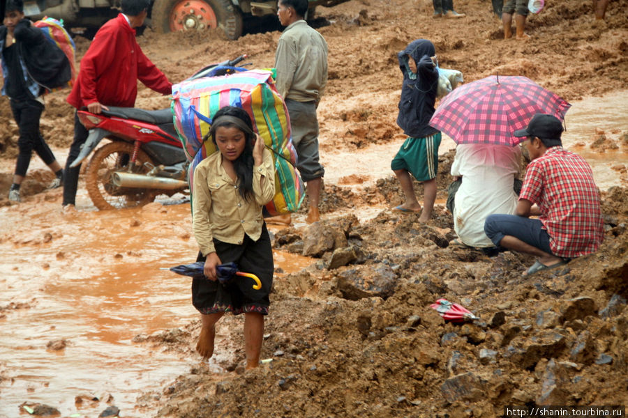 Сель на дороге. Однако, сезон дождей в разгаре. Лаос