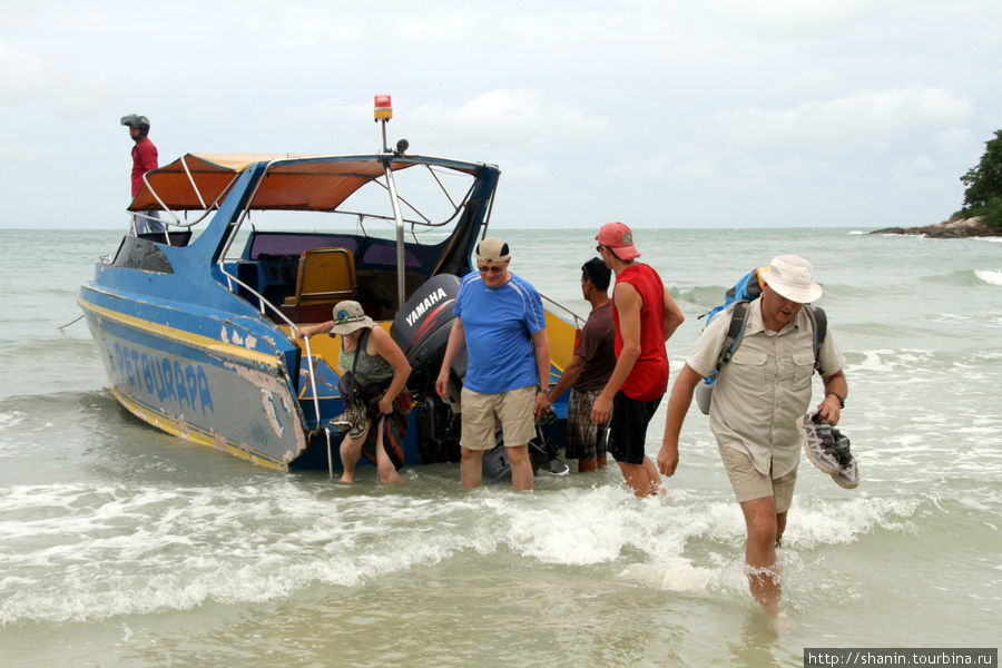 Причалов на пляжах нет. Высаживаться с катера приходится прямо в воду Остров Самет, Таиланд