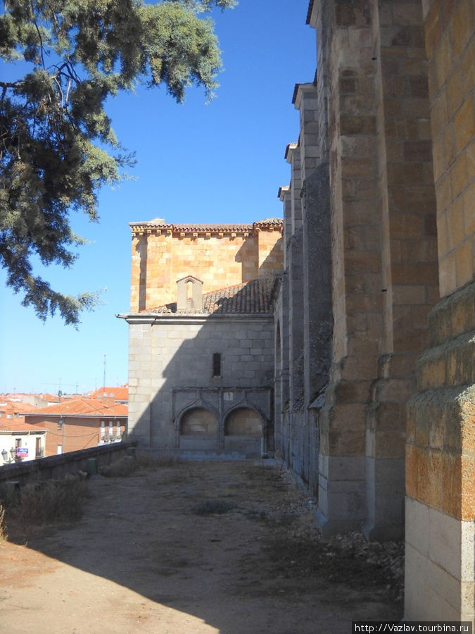 Вдоль боковой стены Авила, Испания