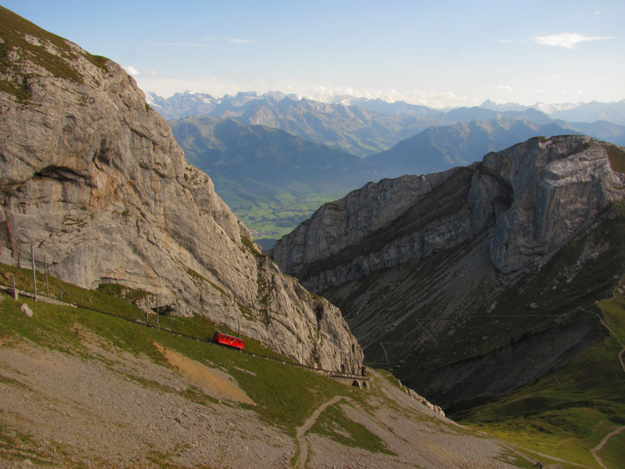 привезёт сюда такой вот красный вагончик Люцерн, Швейцария