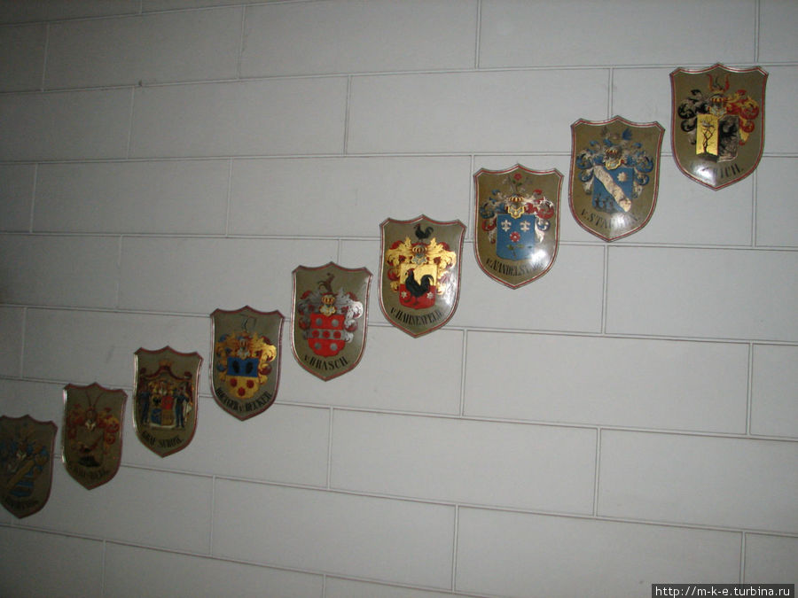 Гербы на лестнице Рига, Латвия