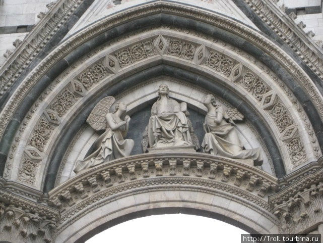 Ангелы, и, судя по мизансцене, Господь Сиена, Италия