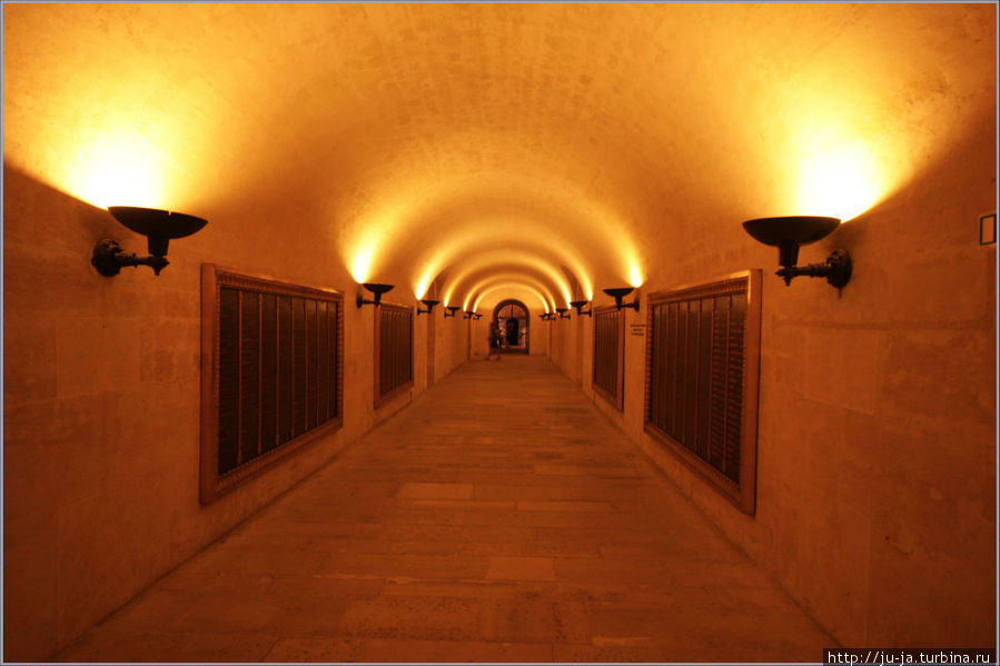 Подземный коридор, из которого можно попасть в места захоронений Париж, Франция