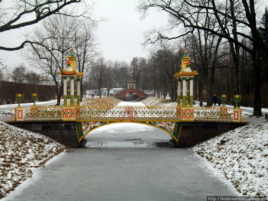 Вид со 2-го малого китайского моста на канал. Пушкин, Россия