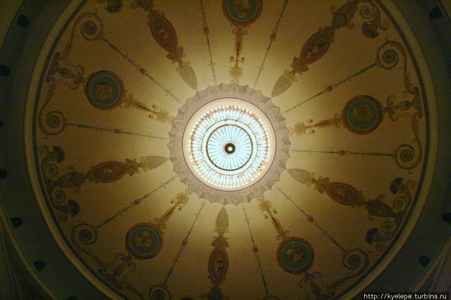 Купол центрального зала. Люстра весит 2, 5 тонны. Новосибирск, Россия