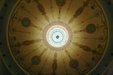 Купол центрального зала. Люстра весит 2, 5 тонны.